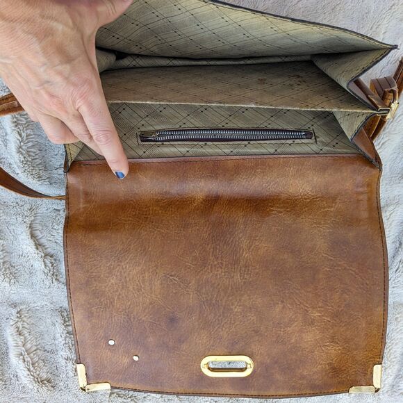 Vintage 70s Cognac & Gold "The Cambridge"Faux Leather Shoulder / Crossbody Bag - Picture 6 of 10